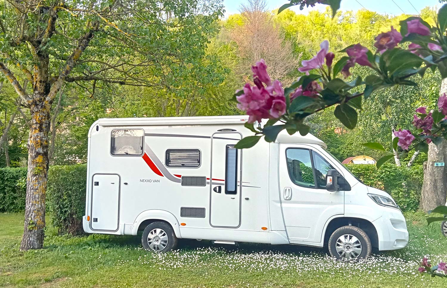 camping-car-saint-affrique-calme-nature-et-detente-avec-piscine-activites-occitanie